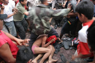 memuakkan-senyuman-koruptor-yang-cengar-cengir-tak-merasa-bersalah