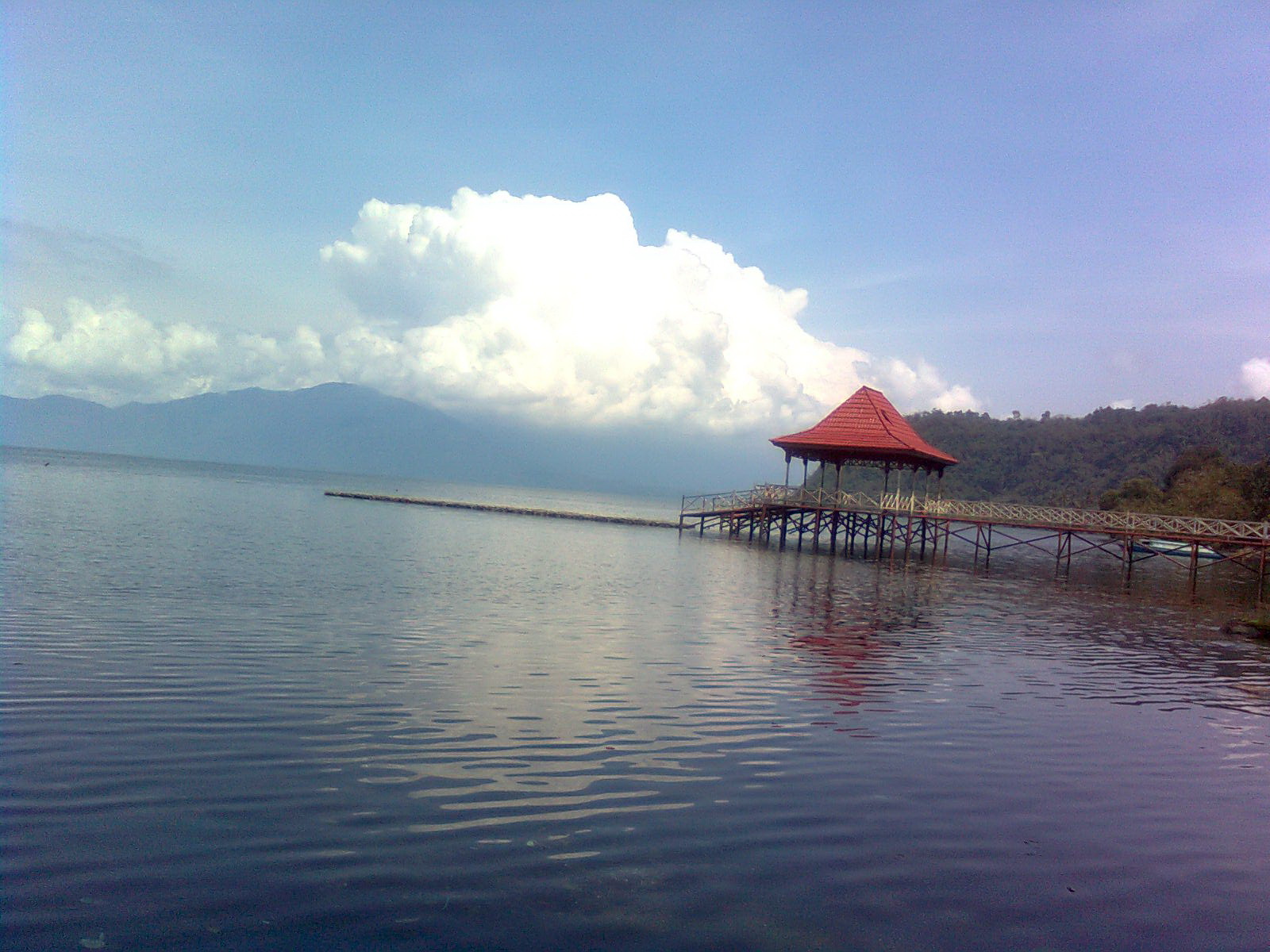 Kesejukan Danau Ranau di Kaki Gunung Seminung