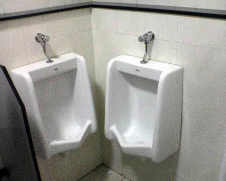 Yakin Nih Mau Nyobain Buang Air Di Wc - Wc Umum Ini?