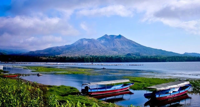 Banggalah Danau Unik Ini Hanya Dapat Dijumpai di Indonesia