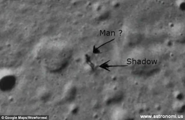 Foto Sosok Misterius Mirip Manusia Berjalan di Permukaan Bulan