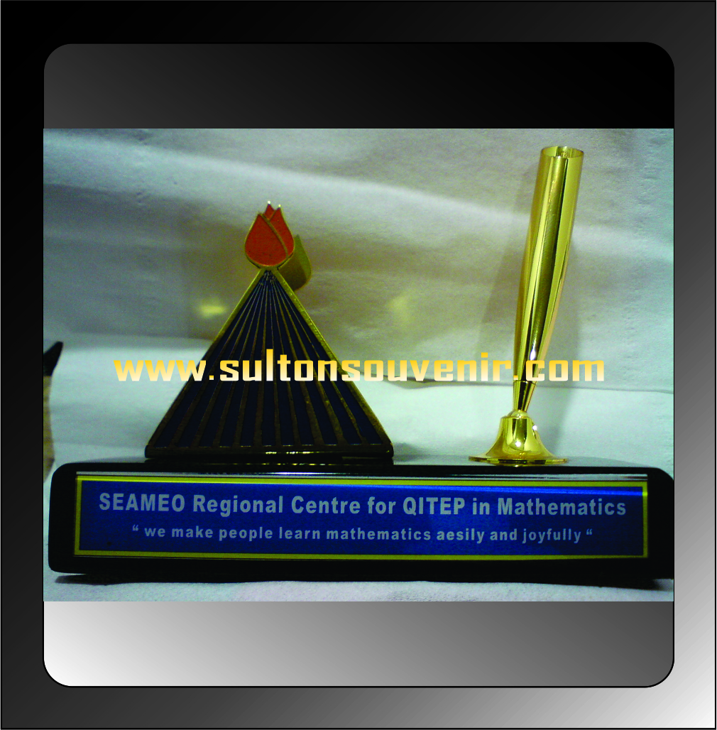 plakat fiber,medali,pin,piala,dll