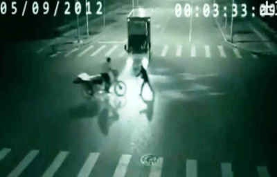 Rekaman CCTV Teleportasi Super Hero di Cina adalah Viral Marketing