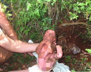 Bayi Ini Lahir Dari Dalam Tanah