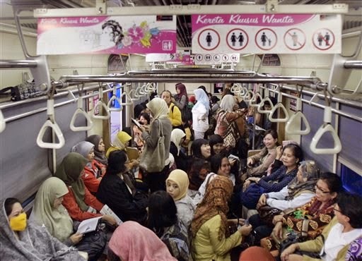 10 tipe penumpang Gerbong WANITA KRL Commuter line yang agan harus tahu