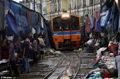 Maeklong: Pasar yang Bisa Membuat Nyawa Anda Melayang