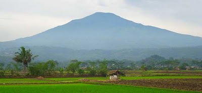 Gunung Tangkuban Perahu Itu Tak Hanya Ada di Bandung
