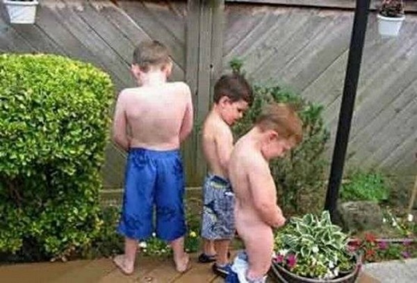 20 Foto ini Buktikan Bahwa Meninggalkan Anak Sendirian di Rumah adalah IDE BURUK 