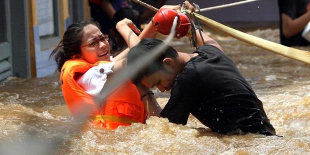 &#91;Banjir Bandang 2 M &#93; Terjebak Banjir, 5 Warga Cawang Berhasil Dislamatkan Basarnas