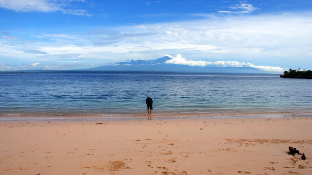 Pantai tangsi, pantai berpasir pink di ujung timur lombok