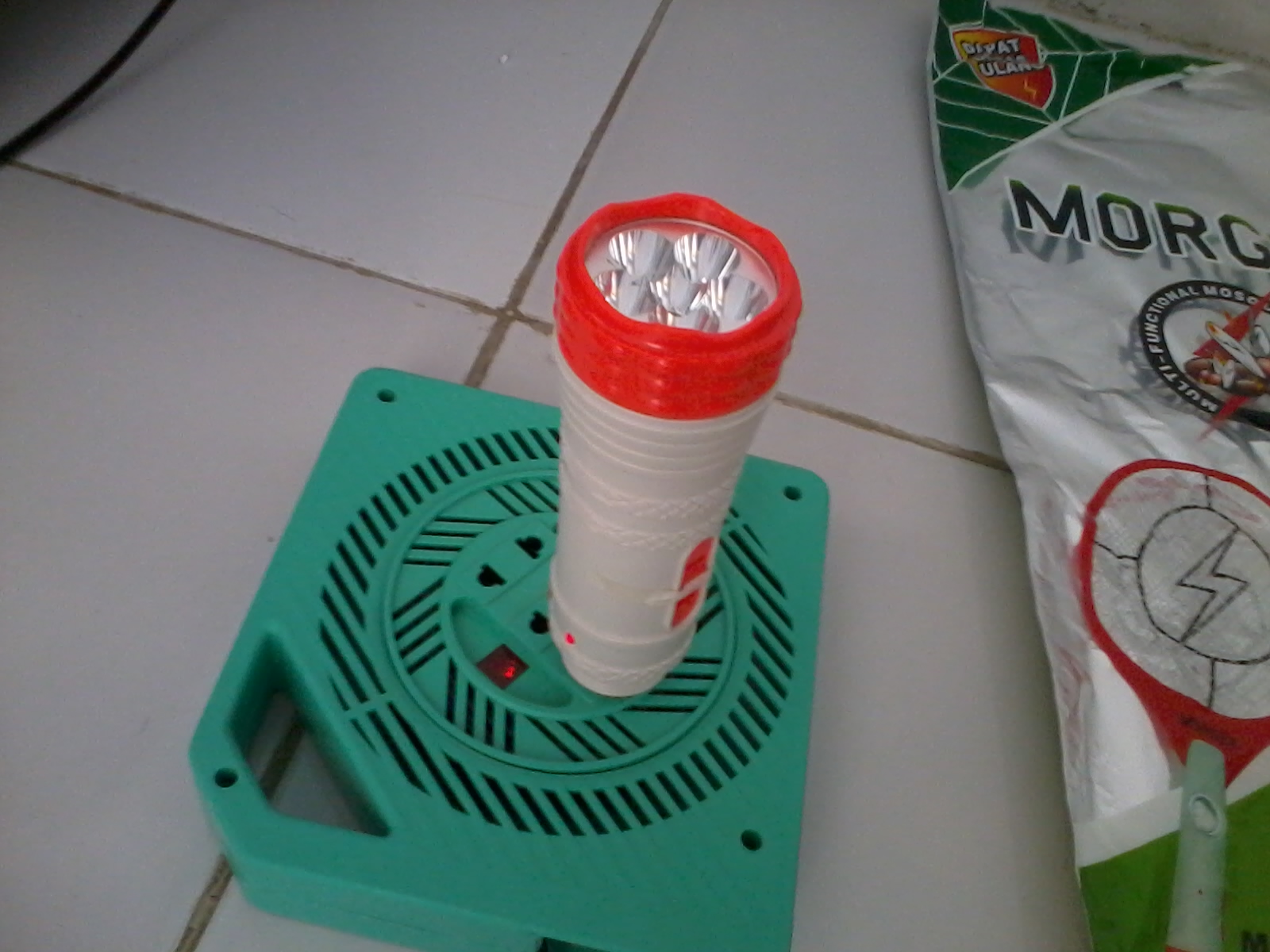 10 Fakta Penting Nggak Penting tentang Raket Nyamuk