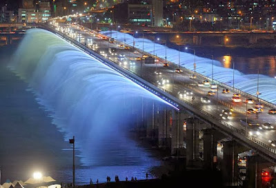 Air Mancur Indah di Jembatan Seoul 