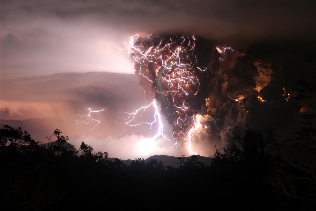 Volcanic Lightning, fenomena petir di atas letusan gunung berapi :cool