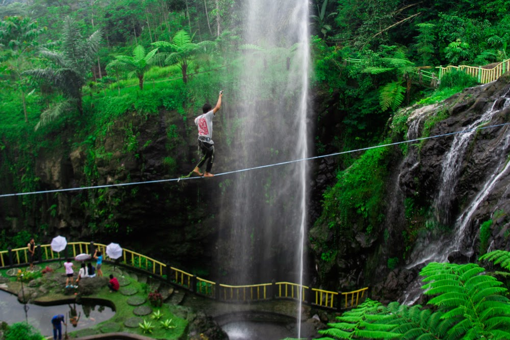 Slackline, olahraga ekstrim dari Amerika.