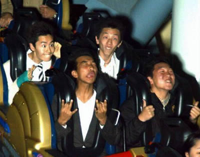 Foto-foto Lucu Saat Orang Ketakutan Naik Roller Coaster