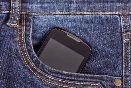 Resiko Menyimpan Handphone dalam Saku