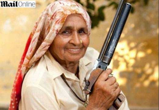 Wow, Nenek 78 Tahun ini Seorang Sniper Profesional 