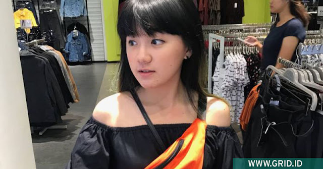 Ini Gan Artis Wanita Yang Suka Bermain Game Online - BagudungCom