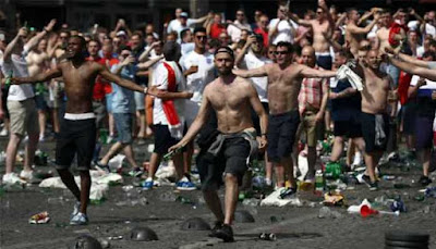 Foto Foto Kerusuhan Suporter Inggris Vs Rusia gan.....
