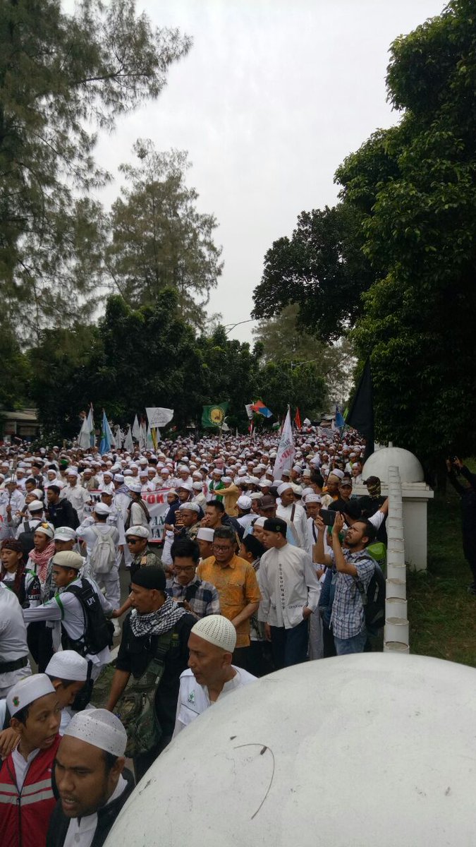 Inilah Foto-foto Ratusan Ribu Umat Islam Hadiri "Aksi Bela Islam"