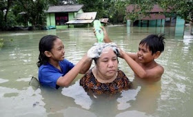 Foto-foto kocak saat kebanjiran