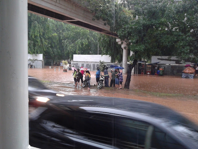 Foto-foto Banjir di Jalan Sudirman Jakarta Pusat