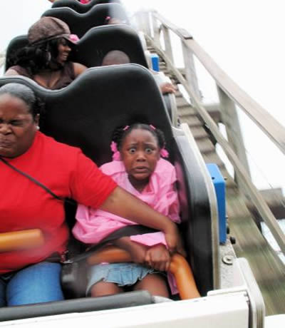 Foto-foto Lucu Saat Orang Ketakutan Naik Roller Coaster