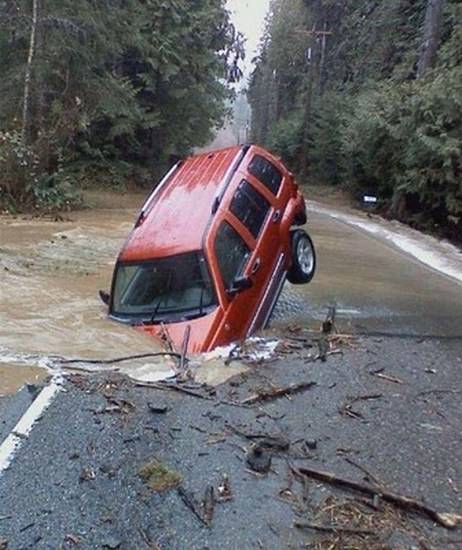 25 Foto Kecelakaan Mobil Paling Tolol