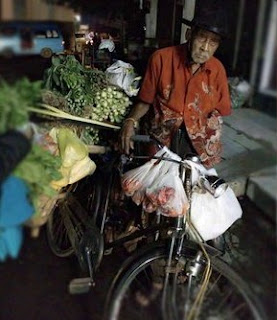 Mereka yang sudah waktunya menikmati usia senja namun masih berkarya