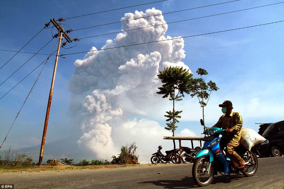 Foto-Foto Dahsyatnya Letusan Erupsi Gunung Sinabung