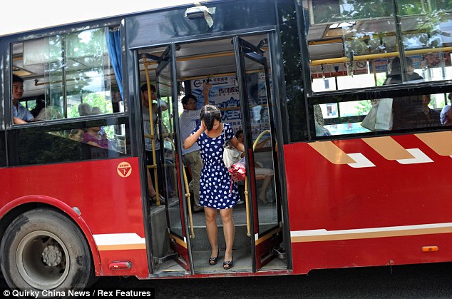 ternyata-benda-di-bus-malam-ini-punya-fungsi-lain-loh-realbro