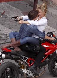 Gaya duduk boncengan di Motor (Agan yang mana ?)