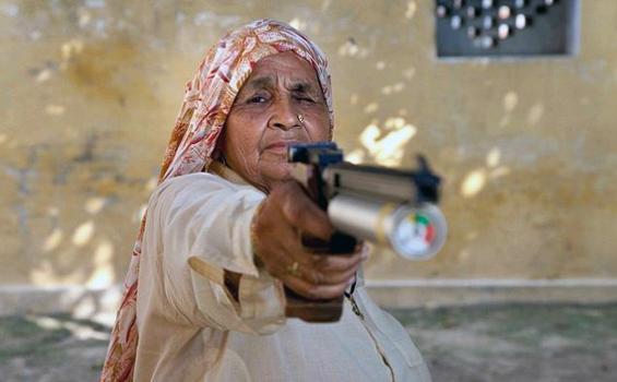 Wow, Nenek 78 Tahun ini Seorang Sniper Profesional 