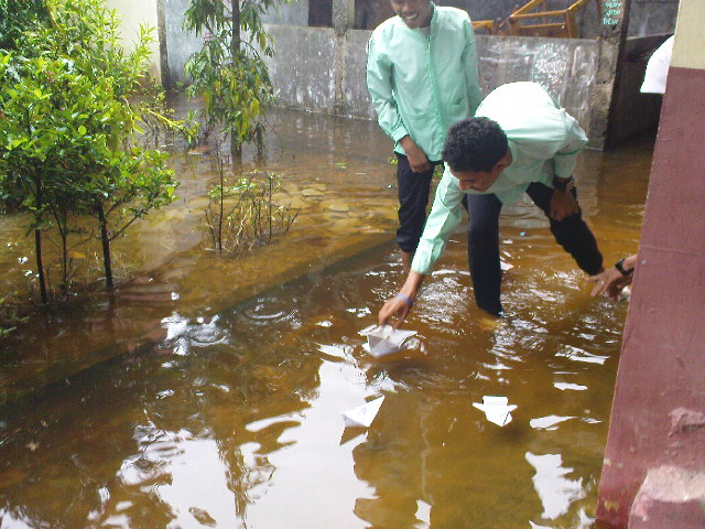 10 Aktifitas Yang Bikin Happy Saat Banjir Melanda Bray!