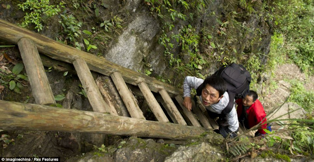 &#91;Extreme&#93; Naik Turun Tebing Demi Bisa Sekolah !
