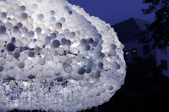 Awan Yang Dibentuk Dari 6000 Lampu (INDAHNYA.. :)
