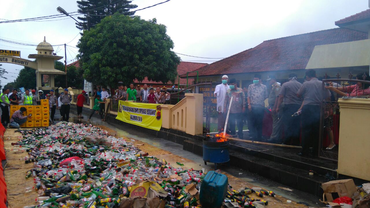 Polres Bersama FPI Musnahkan Miras Dan Ganja Di Pandeglang Banten