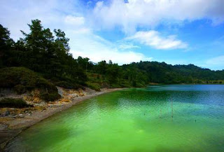 5 Danau Yang agak aneh dan Unik pastinya 