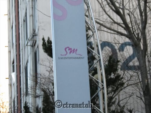 &#91;SHARING&#93;Fangirling, visit the biggest KPOP agencies building in Seoul