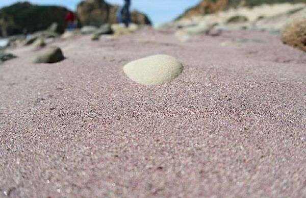 5 Pasir Pantai dengan Warna yang Unik