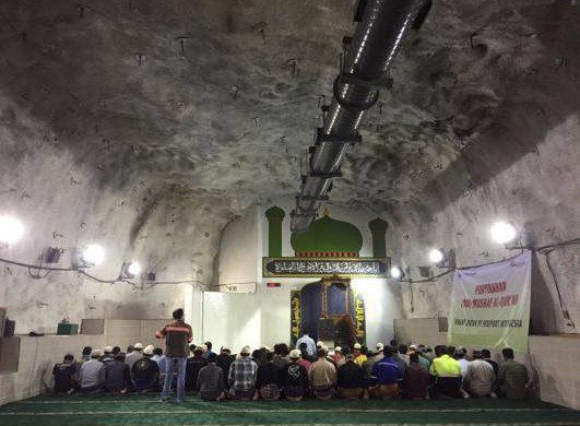 " Cuma Ada Di Indonesia Masjid di Kedalaman 1.769 Meter Perut Bumi"