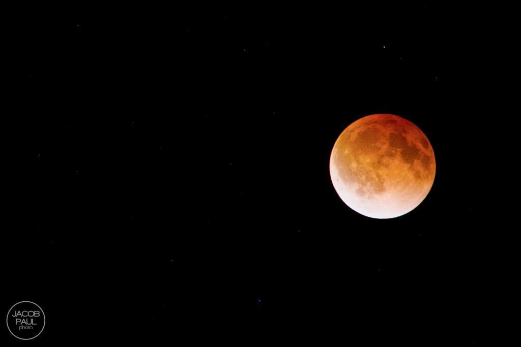 Foto-Foto Gerhana Bulan Darah dari Berbagai Negara