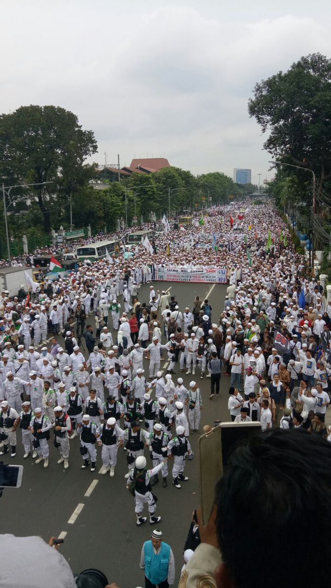 Inilah Foto-foto Ratusan Ribu Umat Islam Hadiri "Aksi Bela Islam"