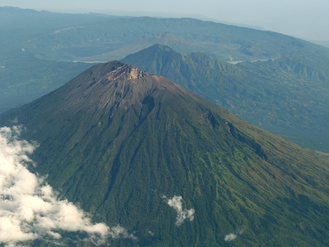 Gunung-gunung Angker di Indonesia Serta Mitos-mitosnya