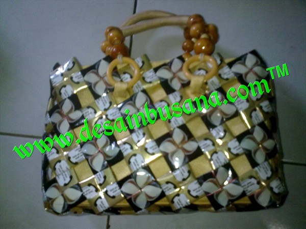 Kerajinan Tas Dari Bekas Bungkus Kopi