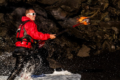 &#91;Must See&#93; Ekstrim, Mendayung Perahu di Antara Lelehan Lava