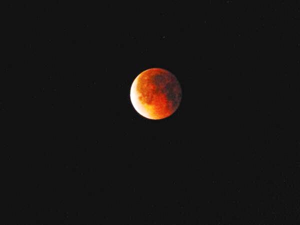 Foto-Foto Gerhana Bulan Darah dari Berbagai Negara