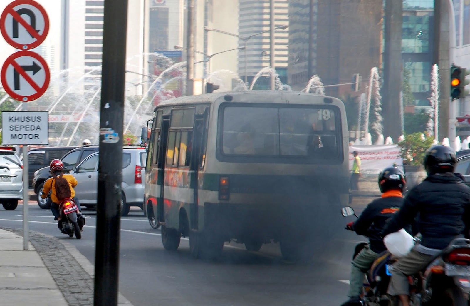 10 Bau Musuh Pengendara Motor