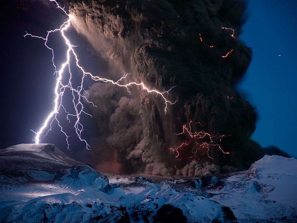Volcanic Lightning, fenomena petir di atas letusan gunung berapi :cool