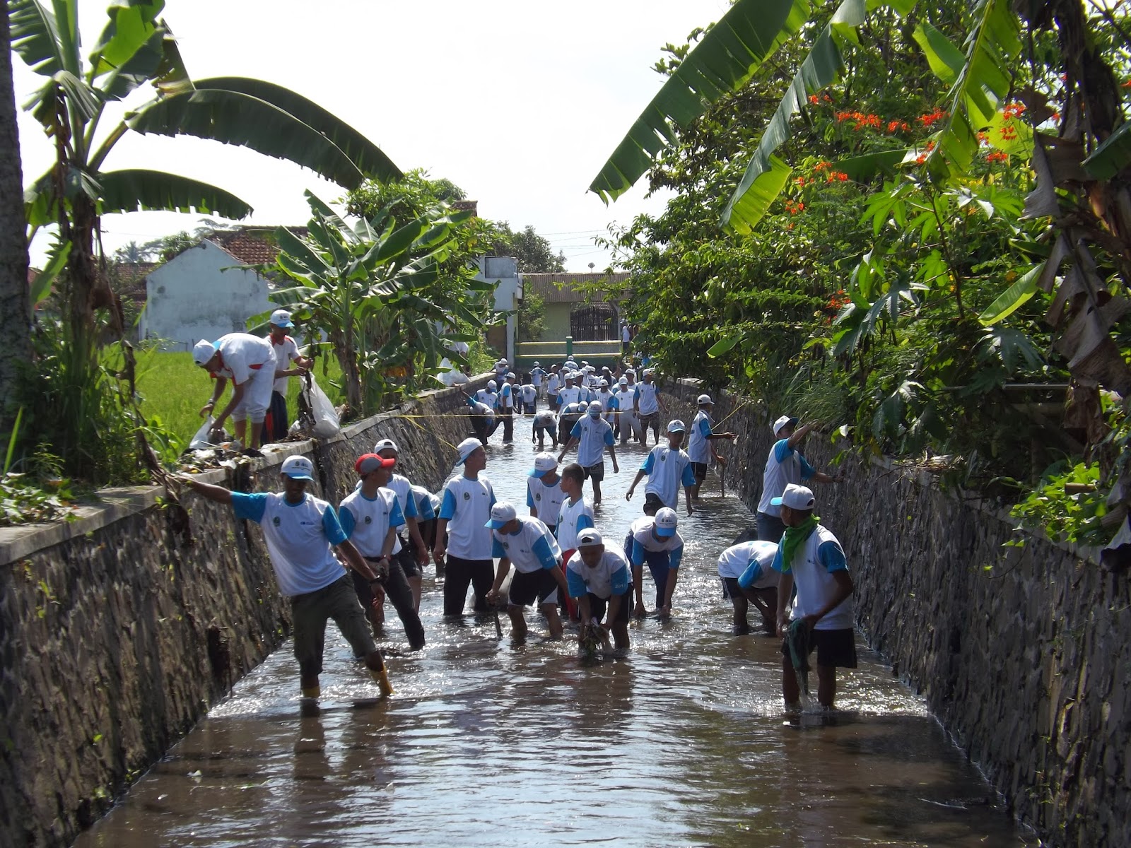 Suka Duka Tukang Bersih Sungai: Kena Beling, Gatal hingga Tenggelam